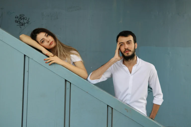 Faire simple c'est compliqué. Nous aspirons à la simplicité comme à une forme d’évidence, un retour à l’essentiel. Pourtant, dans la réalité, faire simple est souvent un défi bien plus complexe qu’il n’y paraît. Pourquoi avons-nous tant de mal à délester nos pensées, nos choix et nos actions du superflu ? Et si la simplicité était une quête personnelle plus qu’un état naturel ?